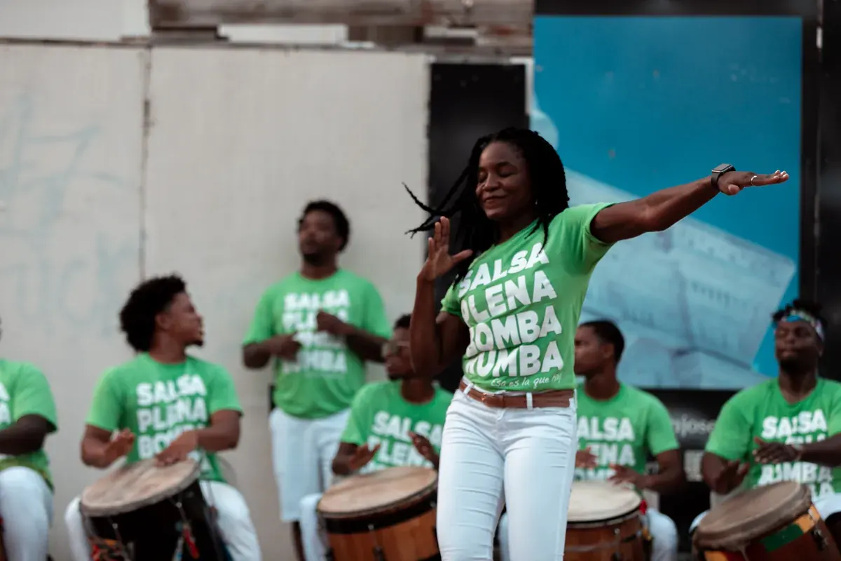 Baile de bomba con el grupo tocando en directo