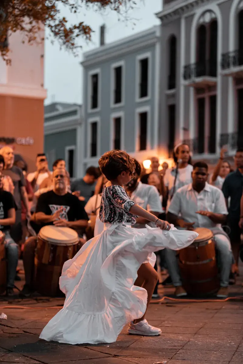 Bailadora de bomba al atardecer en el Viejo San Juan