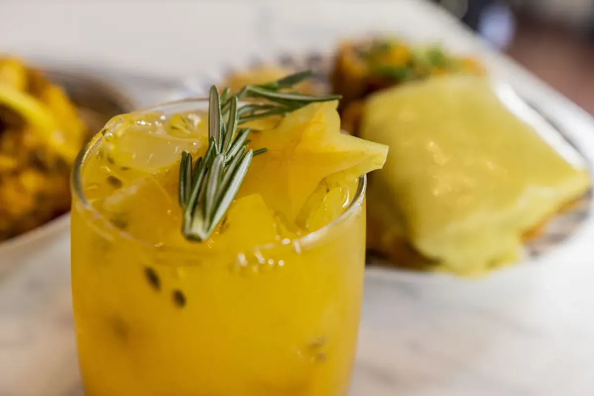 Cóctel tropical con romero