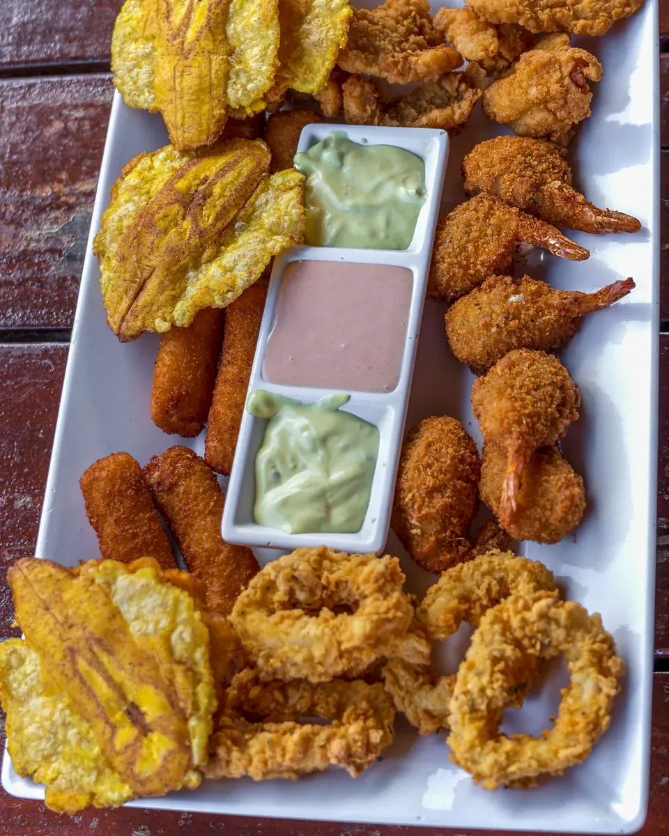 Fuente de frituras con salsas para compartir