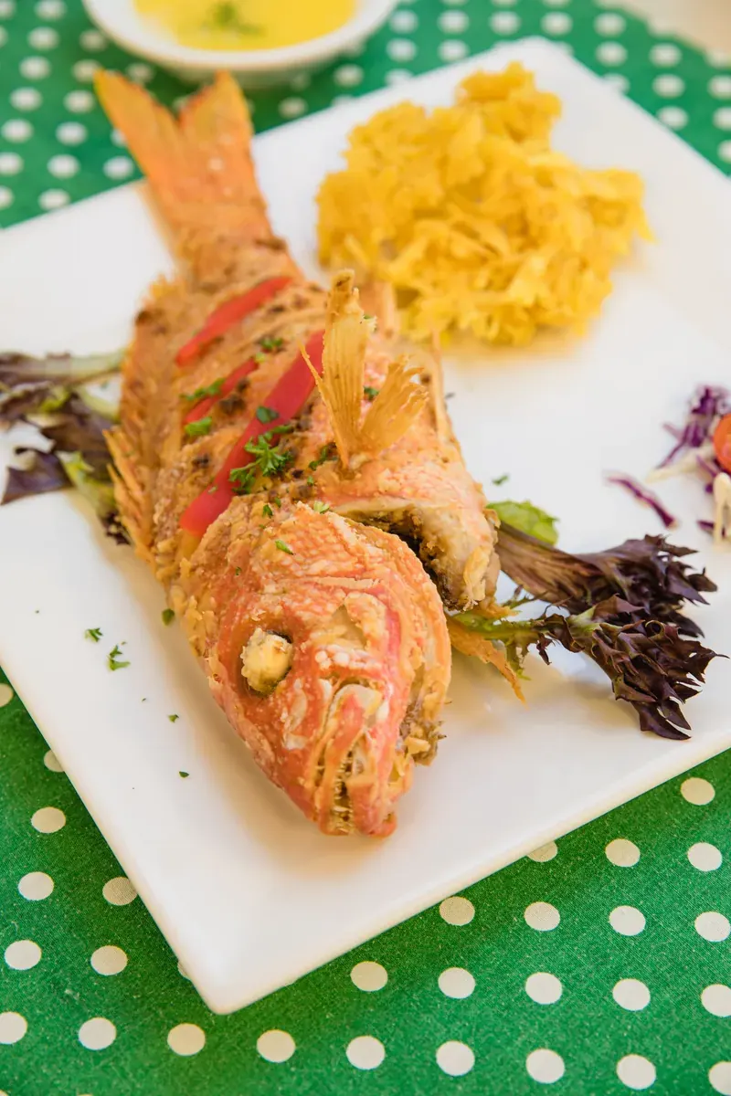 Pescado frito recién servido