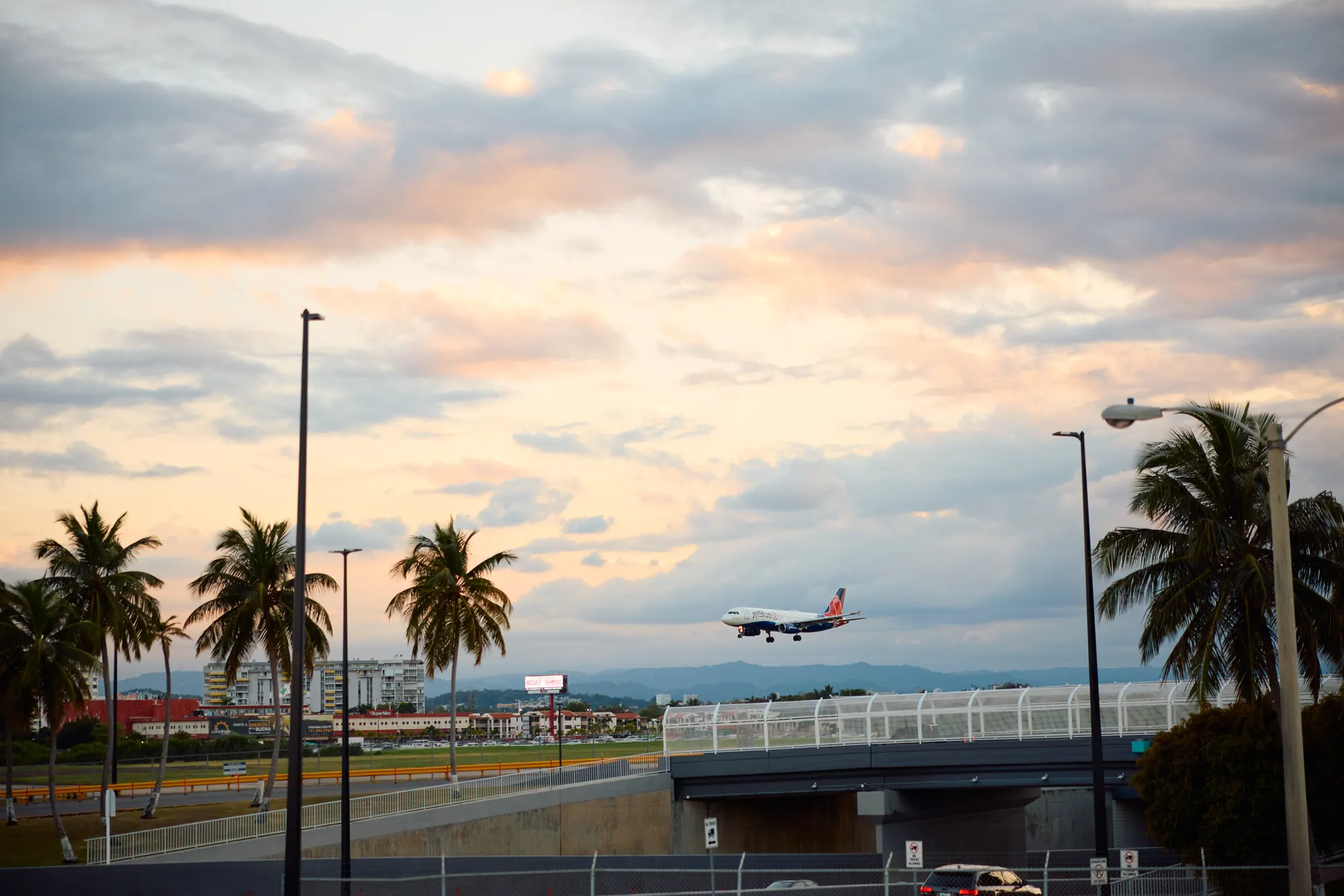 Avión aterrizando en el aeropuerto de San Juan al atardecer