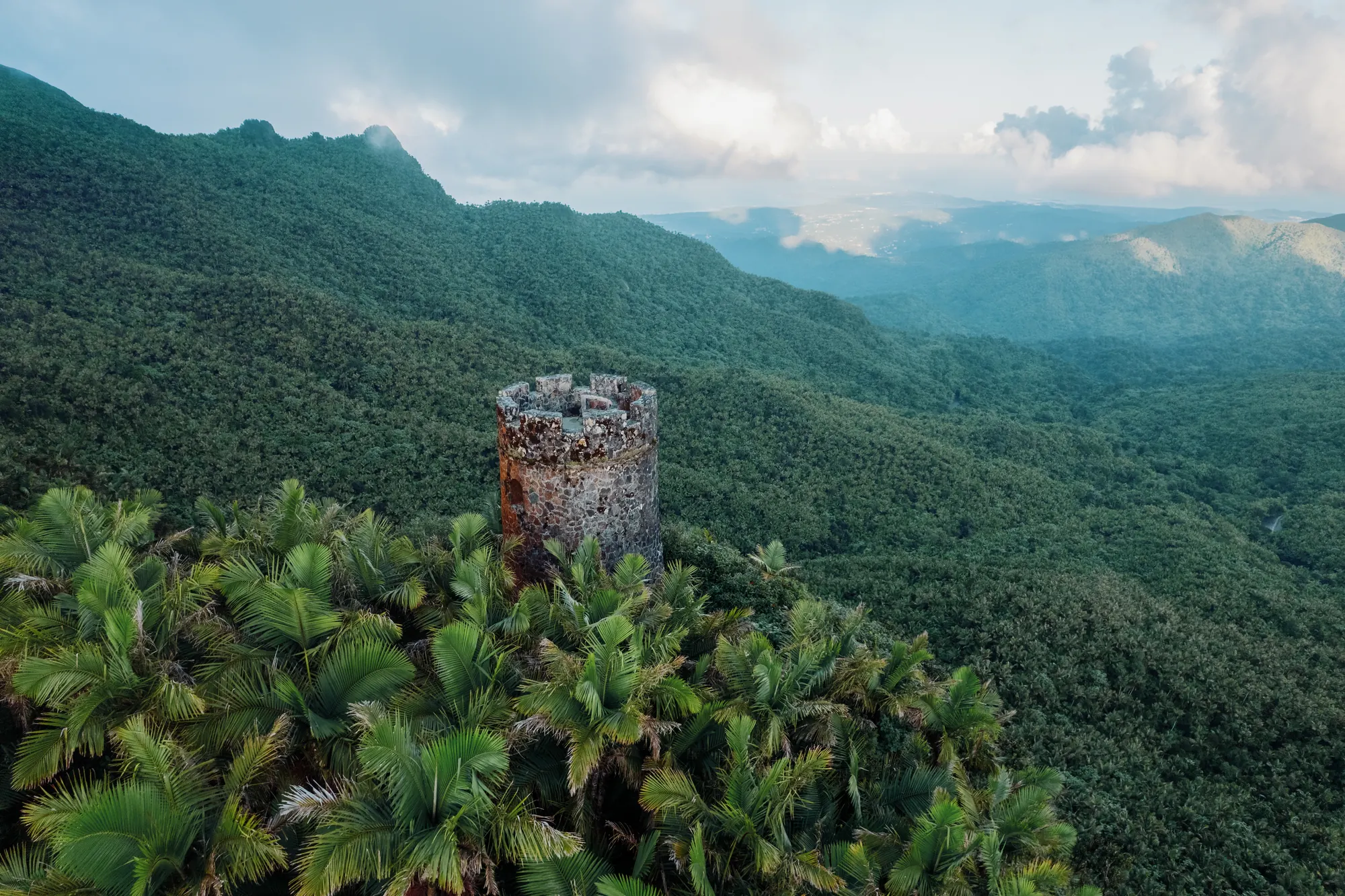 Torre Yokahú entre la selva de El Yunque