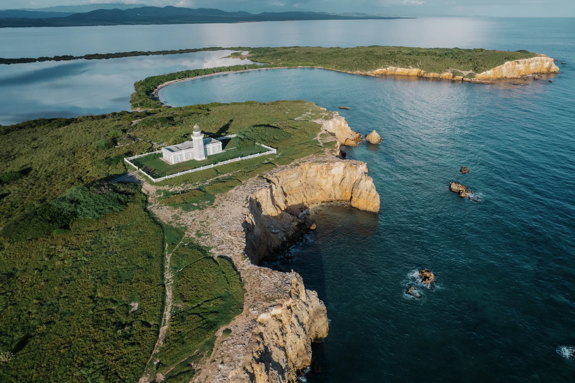 Faro de Los Morrillos sobre los acantilados de Cabo Rojo, vista aérea
