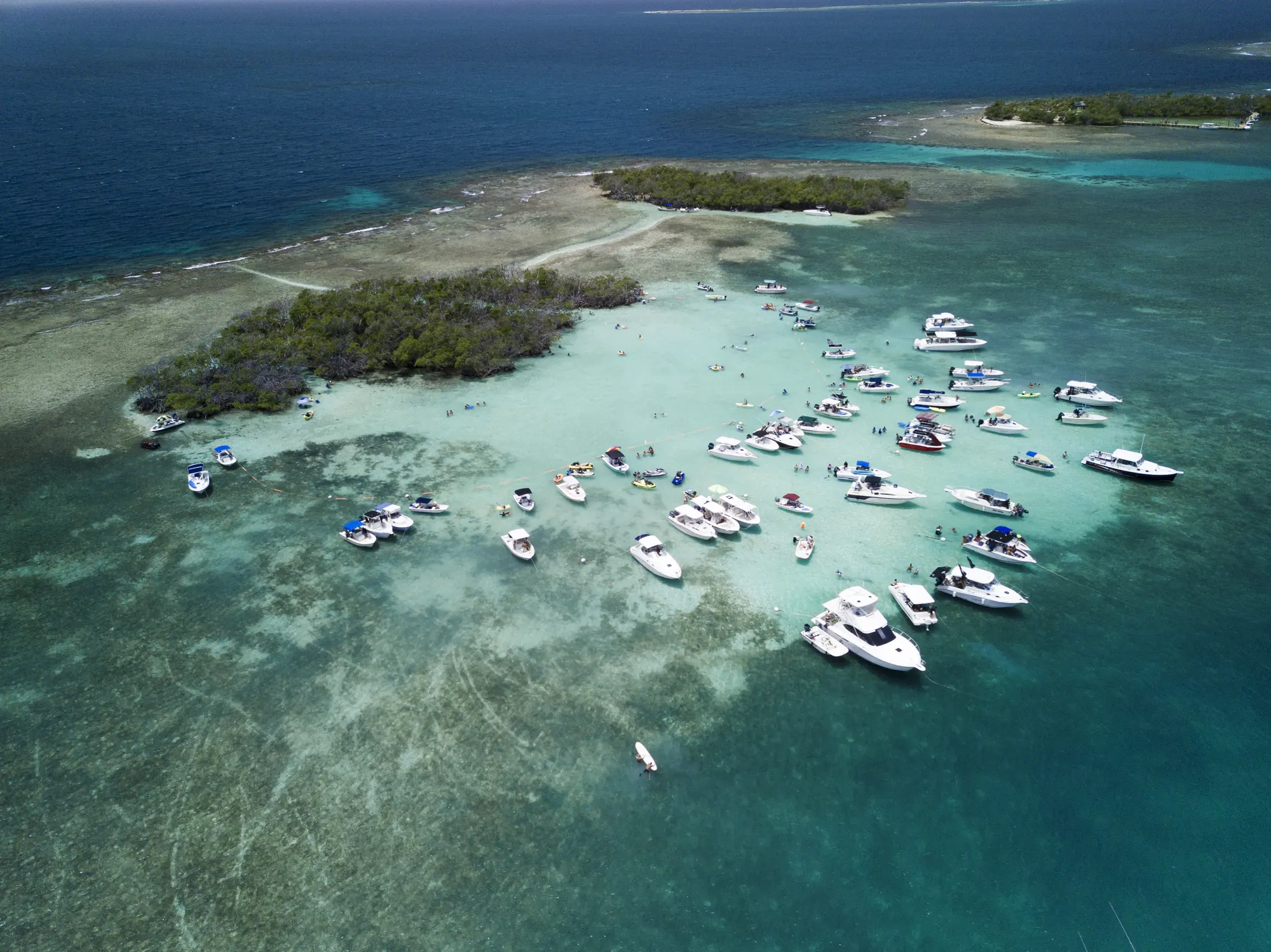 Barcos fondeados en el banco de arena de La Parguera