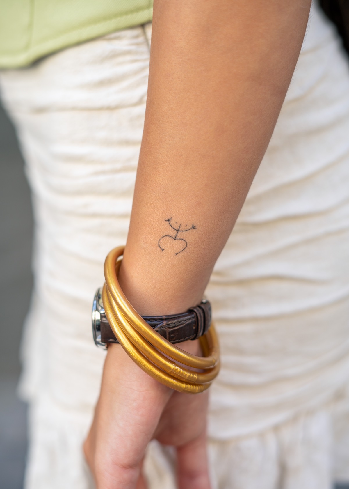 Tatuaje de un coquí en el antebrazo de Cristina